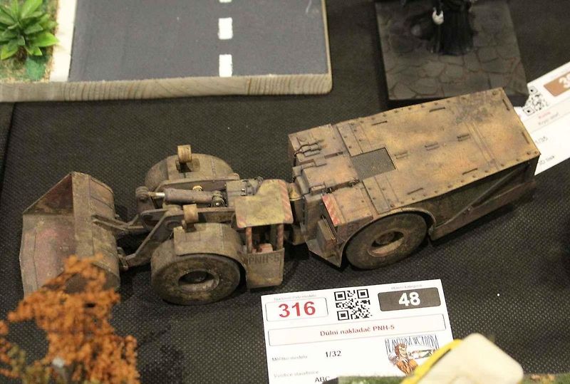 Přes šest stovek modelů bylo k vidění při 22. ročníku soutěžní výstavy Kladenská Wejhybka. Na snímku je malá dioráma s motocyklem Wanderer 4HP z roku 1916.