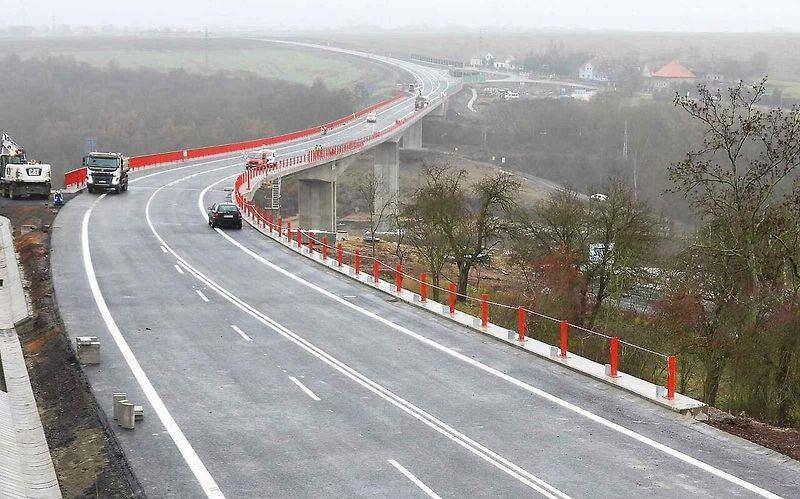 Dopravní značení na obchvatu Žiželic.