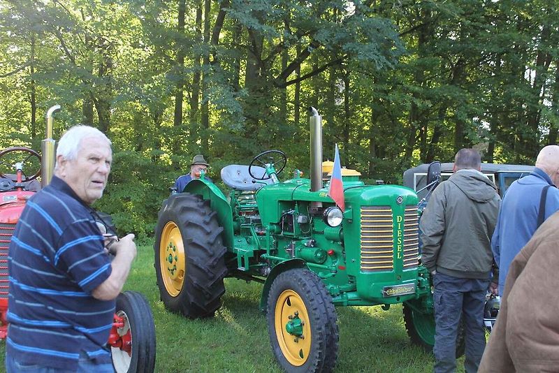 Traktory se poprvé na srazu představily v Budyni nad Ohří. Na snímku je historický asymetrický Farmall. Jeho majitel jej ukázal v plné parádě.