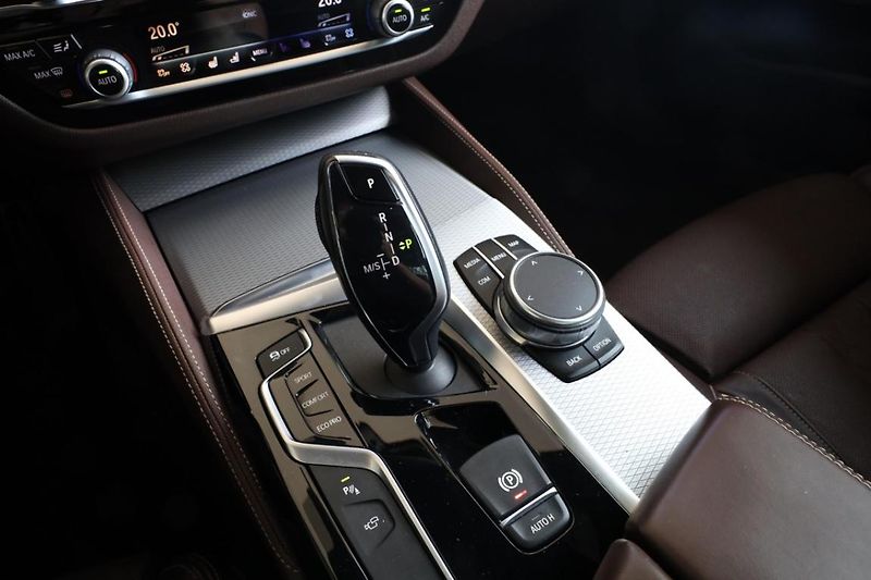 BMW Řada 5 530d xDrive Limousine - fotka 10 z 30