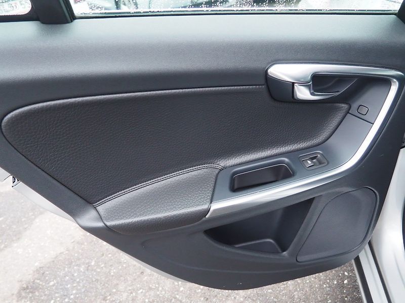 Volvo V60 (2010) 2.0D 120 kW, Automat - fotka 11 z 34