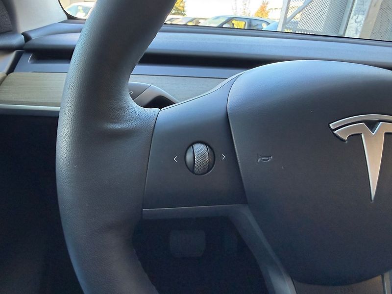 Tesla Model Y Standart Range LFP - fotka 30 z 40