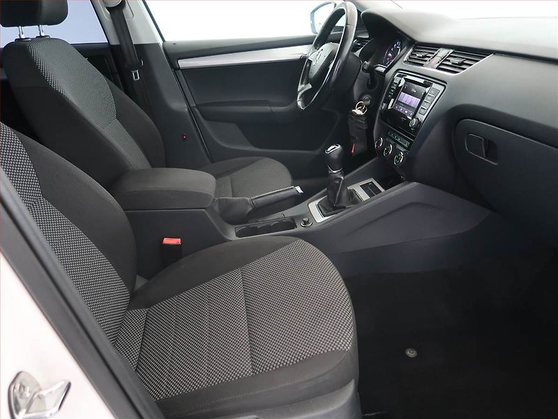 Škoda Octavia (2015) 2.0 TDI, Navi, Tempomat - fotka 9 z 13