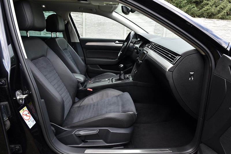 Volkswagen Passat 2.0 TDi CR HIGHLINE, NAVI, LED - fotka 41 z 50
