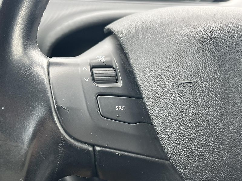 Peugeot 208 1.2i LPG KLIMA NAVI KAMERA ALU - fotka 16 z 41