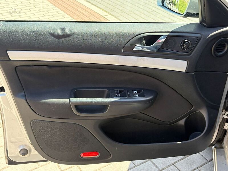 Škoda Octavia 1.6 Combi - fotka 5 z 14