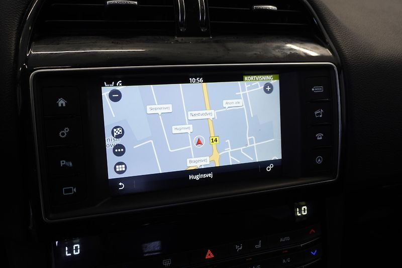 Jaguar F-Pace 2.0D 132kW PRESTIGE - fotka 16 z 28