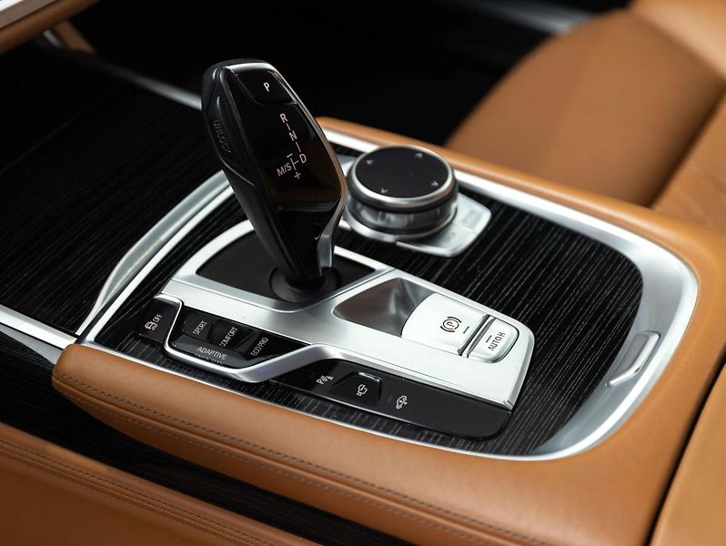 BMW Řada 7 740d xDrive - fotka 15 z 22