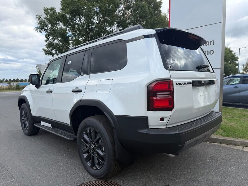 Toyota Land Cruiser MC 2027 EXECUTIVE Skyview 2.8D - fotka 4 z 13
