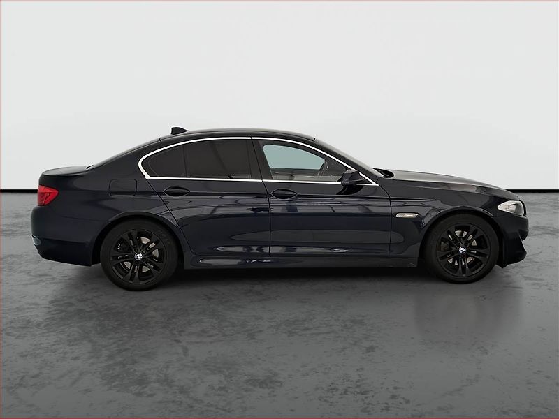 BMW Řada 5 (2011) 520d, Xenony, Tempomat - fotka 6 z 17