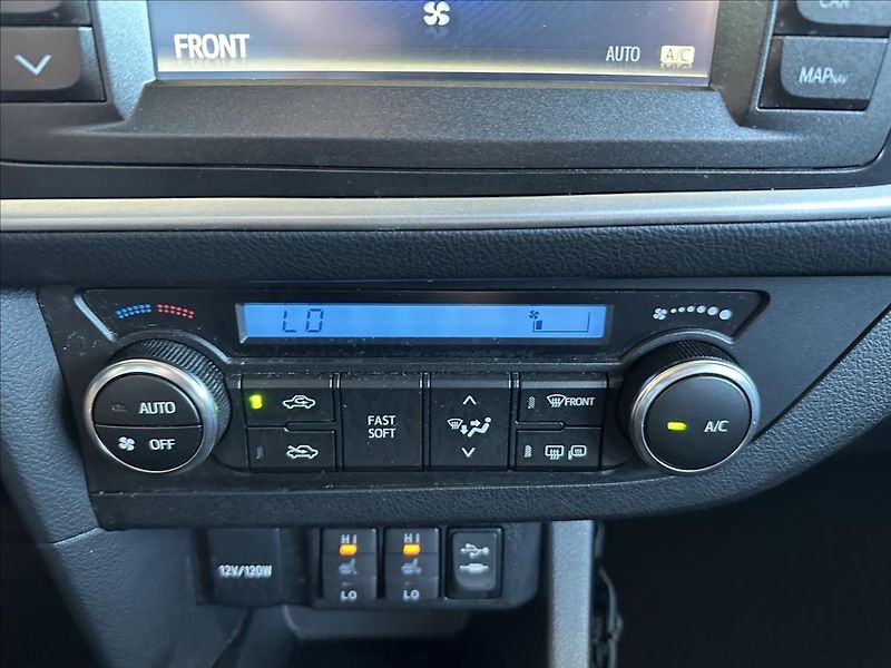 Toyota Auris 1,6 EXCLUSIVE TAŽNÉ - fotka 17 z 26