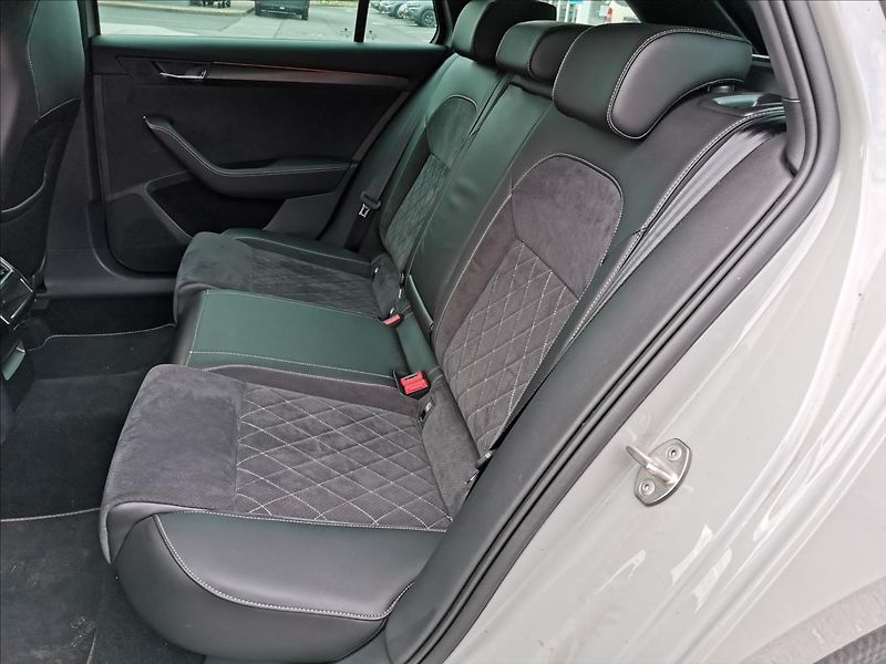 Škoda Superb 2,0 TDI SportLine Combi DSG - fotka 9 z 23