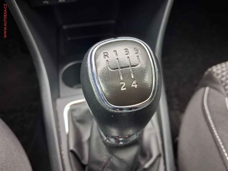 Škoda Rapid (2015) 1.2 TSi, Sport, xenon, panor - fotka 12 z 17
