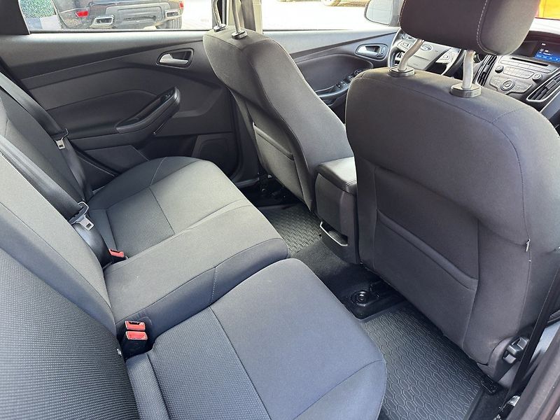 Ford Focus (2017) 1.6 Ti-VCT Digi Klima Tempomat - fotka 19 z 45
