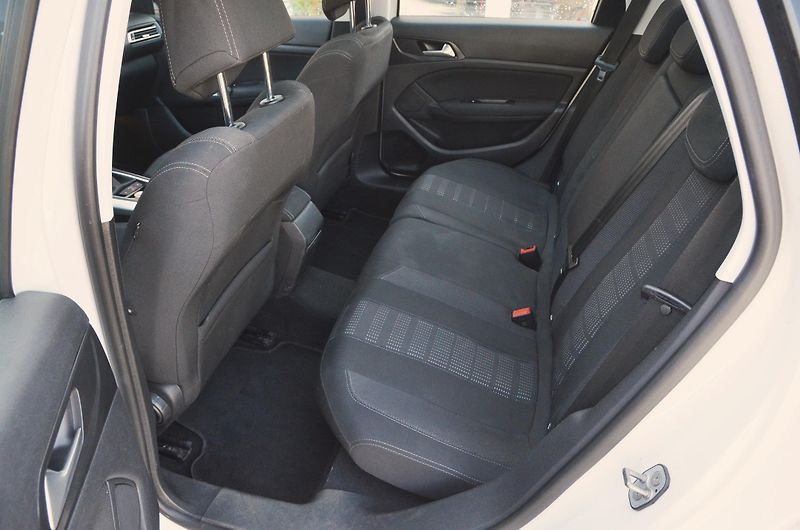 Peugeot 308 (2017) SW 1.2 96kW Allure / AUTOMAT - fotka 13 z 39