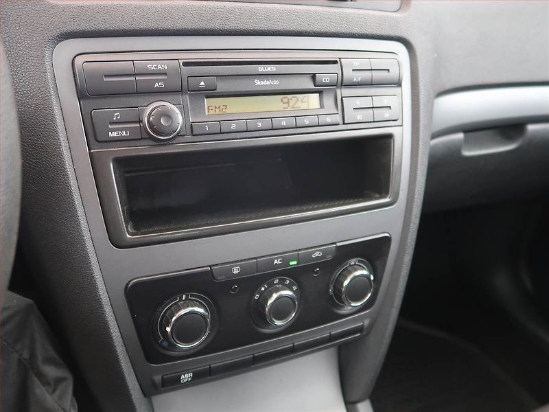Škoda Octavia (2011) 1.6, Park. senzory - fotka 12 z 15