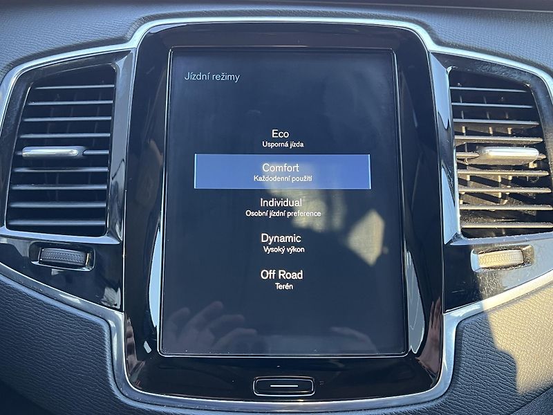 Volvo XC90 (2018) D5 AWD 173kW - fotka 19 z 42
