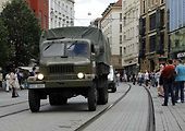 Historická kolona vozidel projela v sobotu odpoledne brněnským náměstím Svobody.