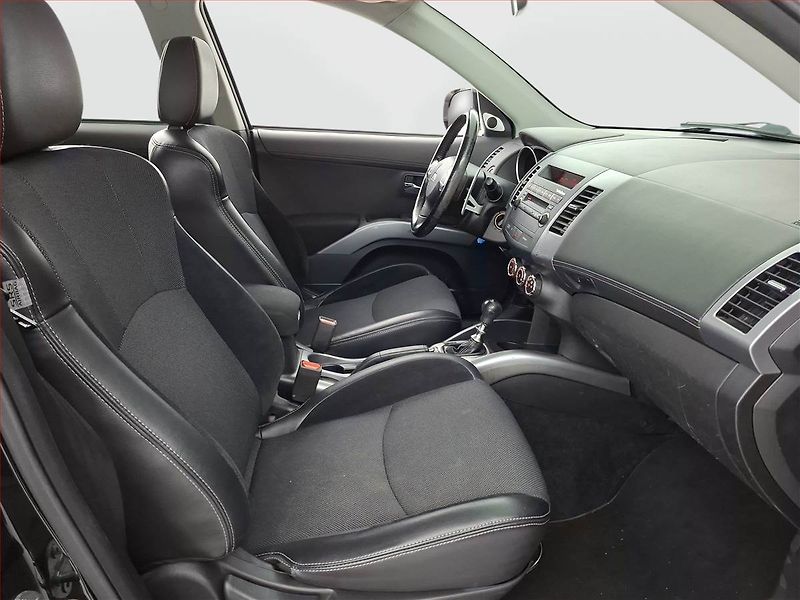 Mitsubishi Outlander (2011) 2.2 DI-D, 4X4, Automat - fotka 9 z 16