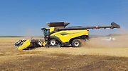 Až sto tun obilí za hodinu dokáže sklidit nový kombajn CR11 firmy New Holland.