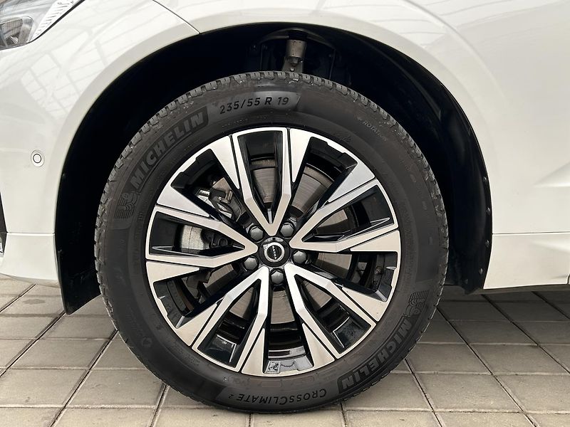 Volvo XC60 2.0  B4 4x4 PLUS  Black - fotka 9 z 30