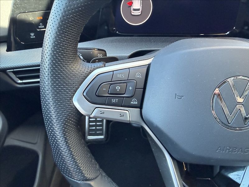 Volkswagen Golf VIII 1.5 eTSI R-Line DSG - fotka 13 z 19