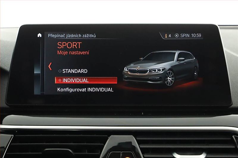 BMW Řada 5 (2017) 530d xDrive, 4X4, Automat - fotka 14 z 21