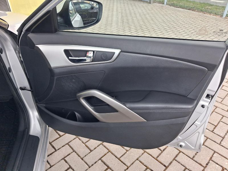 Hyundai Veloster (2011) 1,6GDi SERVISKA NOVÁSTK 2xKOLA - fotka 16 z 33