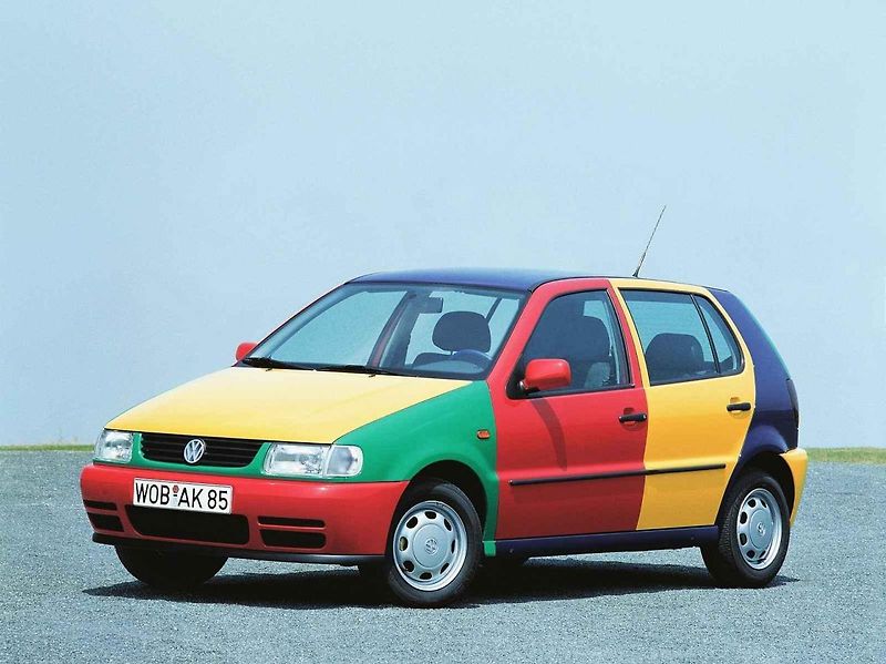 Tohle barevné auto dodnes vzbuzuje na silnici rozruch, tvrdí jeho majitelé.
