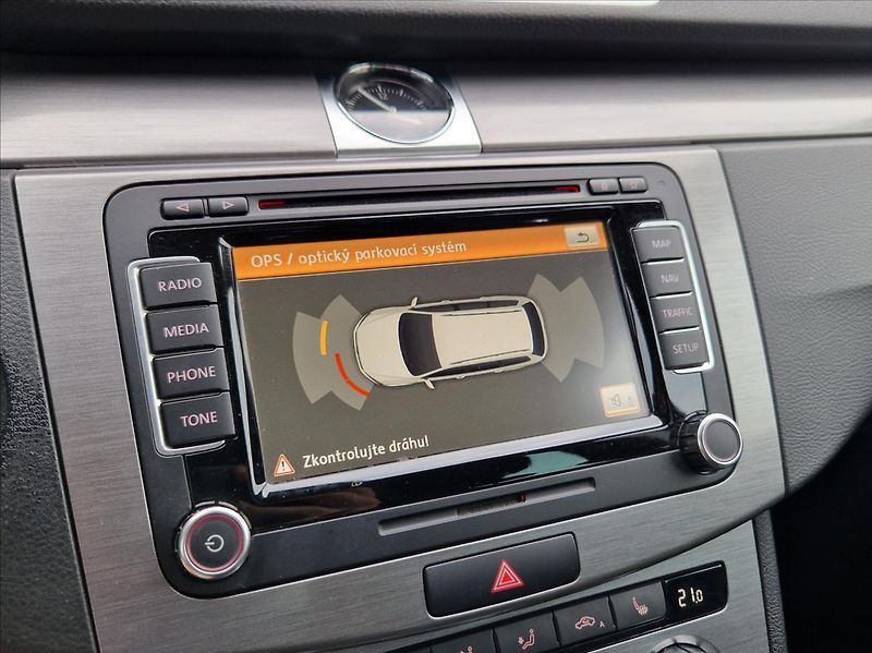 Volkswagen Passat 2,0 TDi 103kW KAMERA NAVI +ZIM - fotka 33 z 34