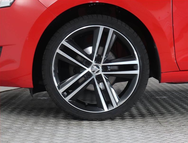 Škoda Rapid (2015) Spaceback 1.2 TSI, Tempomat - fotka 14 z 18
