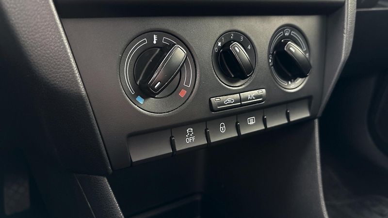 Škoda Rapid (2014) 1.2  TSI + REZERVA + ZIM. PNEU - fotka 19 z 23