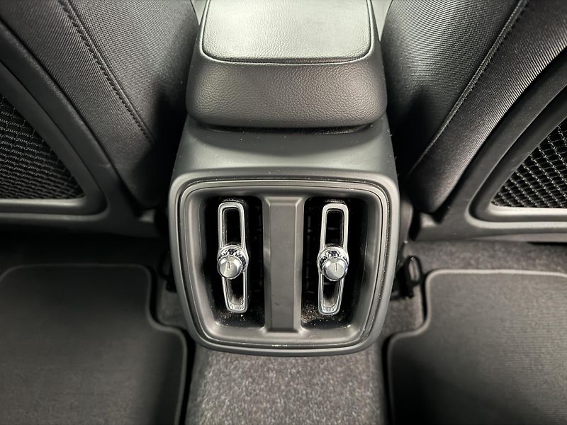 Volvo XC40 T3 MOMENTUM CZ REZERVACE - fotka 28 z 47