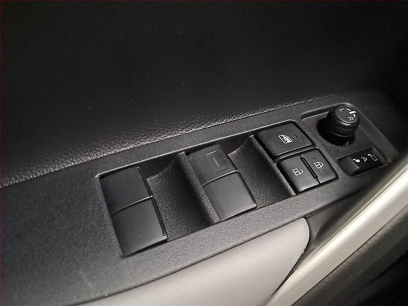 Toyota Corolla Cross (2024) 1.8 Hybrid - fotka 19 z 23