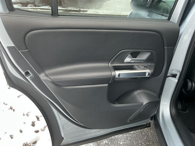 Mercedes-Benz GLB 200 d 4MATIC - fotka 21 z 26