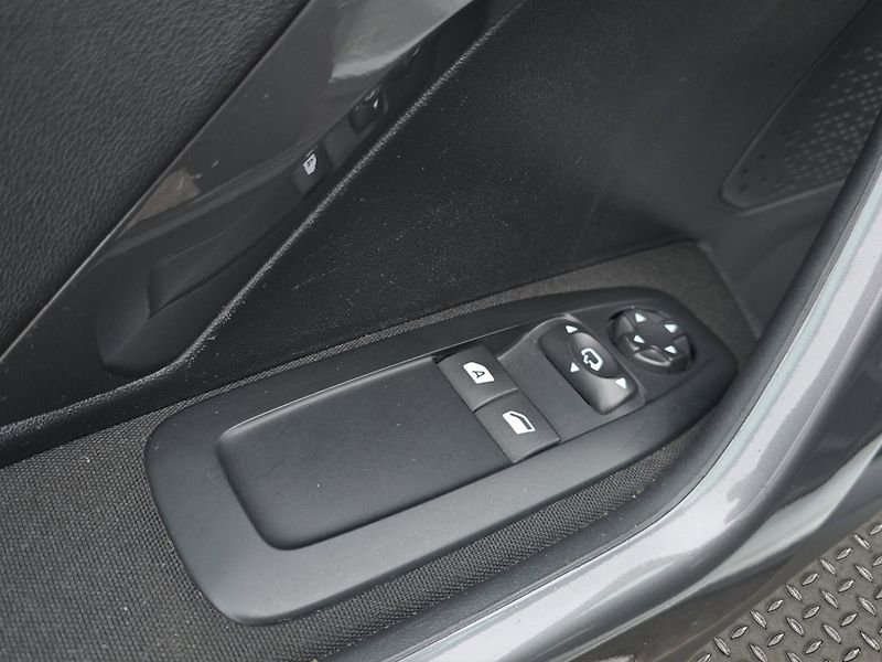 Peugeot 2008 (2018) 1.2i 61kW, Aut. klima, ČR, Taž - fotka 15 z 24
