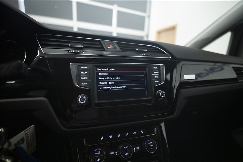 Volkswagen Touran 2,0 TDI MASÁŽ KAMERA VÝHŘEV ČR - fotka 33 z 39