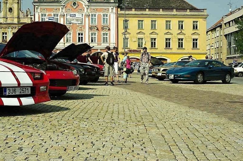 Sraz amerických vozů Chevrolet Camaro a Pontiac Firebird v Kolíně.