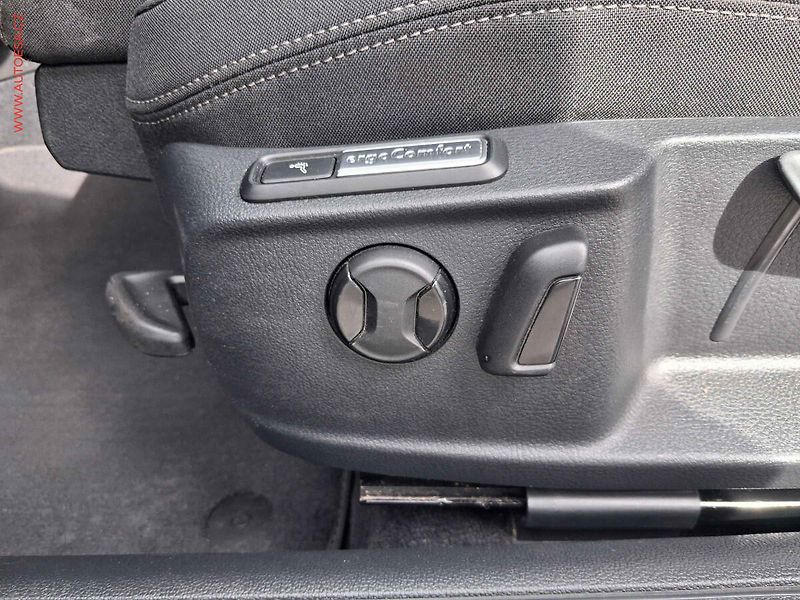 Volkswagen Passat (2016) 2.0 TDi, LED, navi, park - fotka 15 z 19