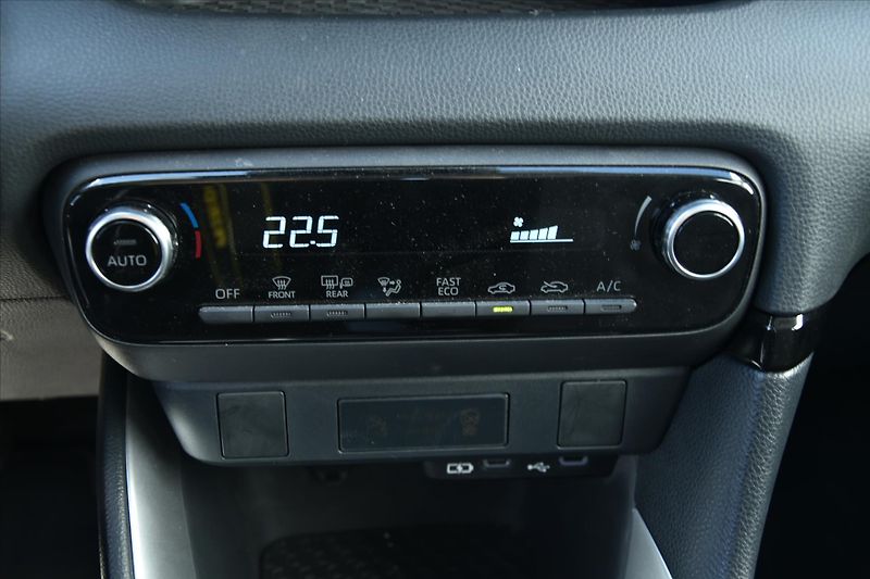 Toyota Yaris 1.5 HYBRID e-CVT A/T ACC - fotka 19 z 22