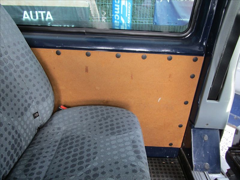 Ford Transit 260S 2.2TDCi Klima, 6 míst - fotka 23 z 39