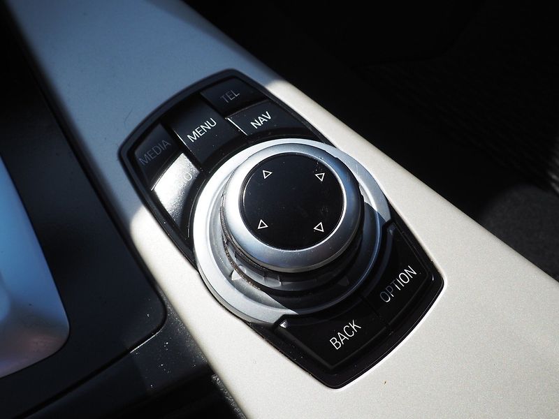 BMW Řada 3 (2016) 320D xDrive, A/T - fotka 35 z 38