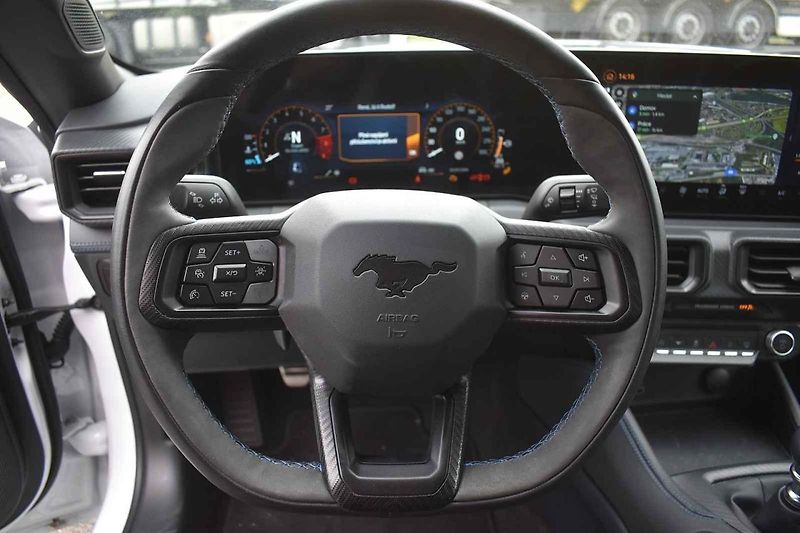 Tento Ford Mustang byl ve výkonnější verzi Dark Horse.