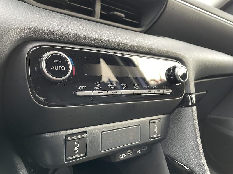Toyota Yaris 1.5 Hybrid ODBĚR IHNED - fotka 18 z 27