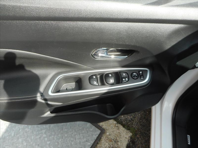 Nissan Micra 1,0 N - Sport BOSE - fotka 11 z 31