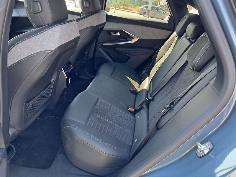 Peugeot 3008 GT Elektromotor 157 kW / 210 k - fotka 11 z 19