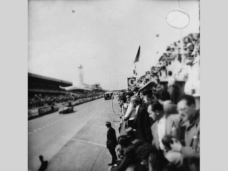 Le Mans 11. června 1955, okamžiky po katastrofě. Po nehodě závod i přes chaos pokračoval, protože funkcionáři se obávali, že hromadný odchod diváků by zablokoval cesty a na místo by se nedostali záchranáři.