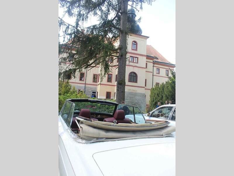 Luxusní vozy se v sobotu 4. května sjely na zámek do Lnář. Převládala auta značky Rolls-Royce.