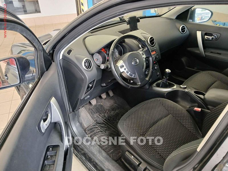 Nissan Qashqai (2010) 2.0 D 4x4, 2.maj,ČR, I-Way - fotka 3 z 3