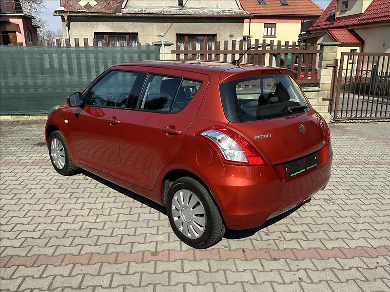 Suzuki Swift 1,2 4x4 - fotka 7 z 18